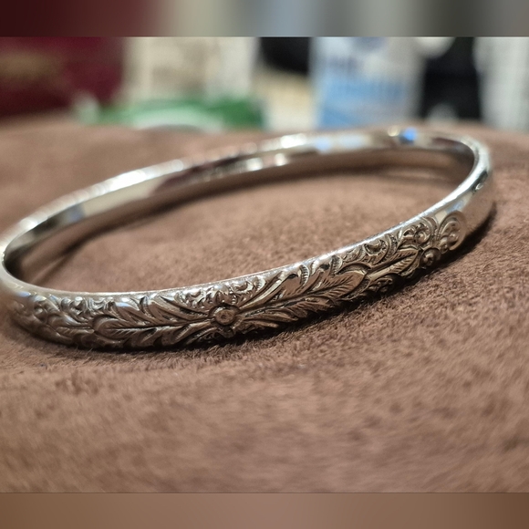 Elegant Floral W & D Silver tone Floral Bangle - Picture 2 of 9